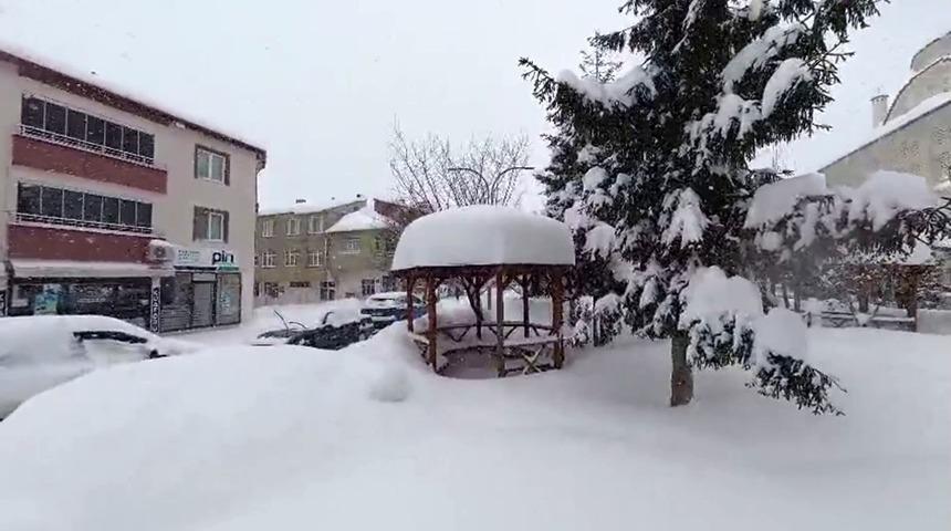 Baş&ccedil;iftlik kar altında kaldı