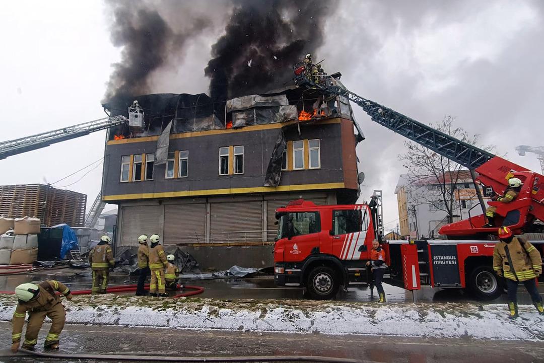 Tuzla da fabrikada &ccedil;ıkan yangın s&ouml;nd&uuml;r&uuml;ld&uuml; 1