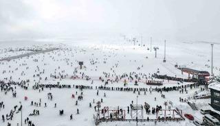 Erciyes s&ouml;mestirin ilk hafta sonunda 250 bin kişiyi ağırladı