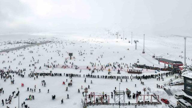 Erciyes sömestirin ilk hafta sonunda 250 bin kişiyi ağırladı