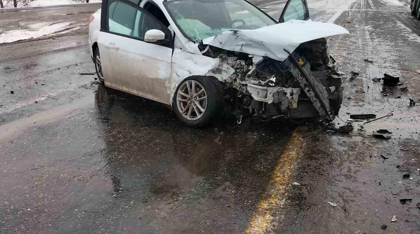 Tır ile otomobil &ccedil;arpıştı: 2 yaralı