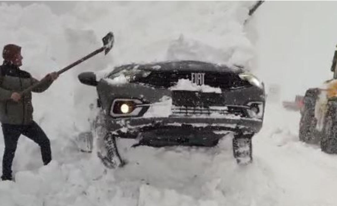 Yoldan &ccedil;ıkıp kara saplandı! Korku dolu anlar 1