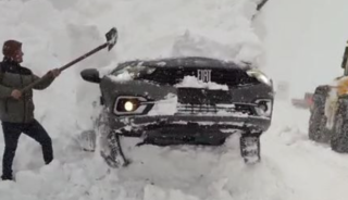 Yoldan &ccedil;ıkıp kara saplandı! Korku dolu anlar