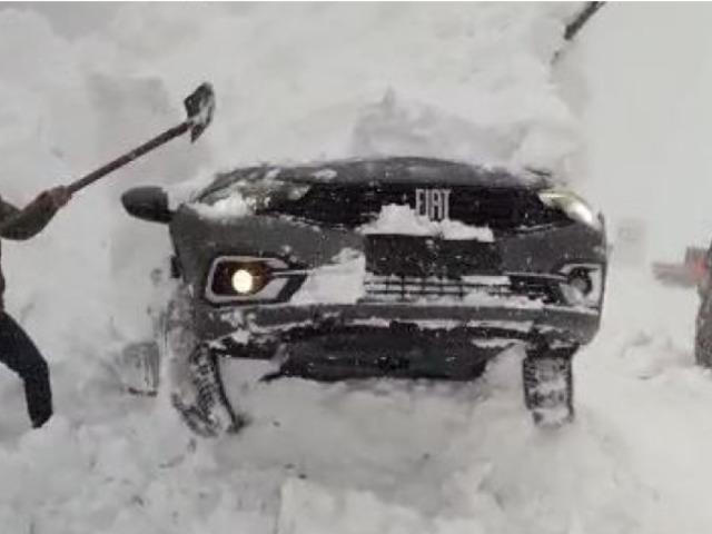 Yoldan &ccedil;ıkıp kara saplandı! Korku dolu anlar