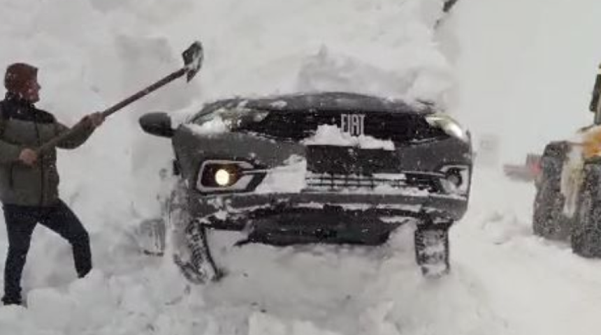 Yoldan &ccedil;ıkıp kara saplandı! Korku dolu anlar