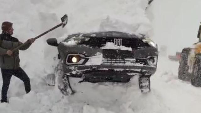 Yoldan çıkıp kara saplandı! Korku dolu anlar