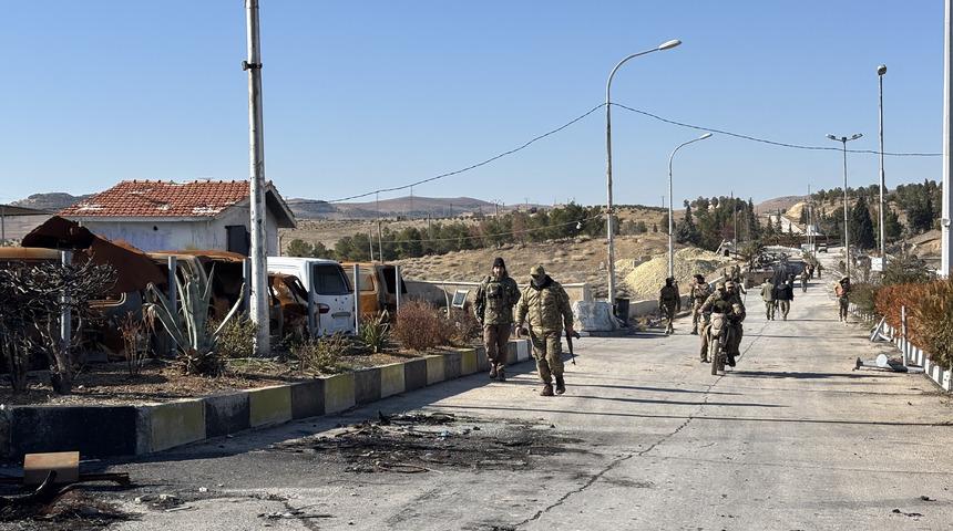 SDG k&ouml;şeye sıkıştı! Suriye ordusu &ccedil;atışmaksızın ilerleyişini s&uuml;rd&uuml;r&uuml;yor