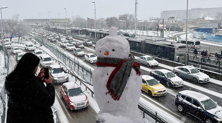 Valilik tarih vererek a&ccedil;ıkladı! İstanbul'da kar yağışı ne zaman bitecek?