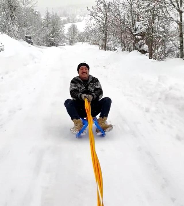 Trakt&ouml;re bağlanan kızaklarla g&uuml;n boyu kayak yaptılar 1