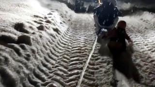 Son dakika: Trakt&ouml;re bağlanan kızaklarla g&uuml;n boyu kayak yaptılar