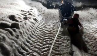 Trakt&ouml;re bağlanan kızaklarla g&uuml;n boyu kayak yaptılar