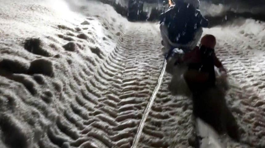 Trakt&ouml;re bağlanan kızaklarla g&uuml;n boyu kayak yaptılar