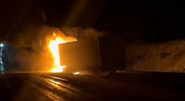 Seyir halindeki tır alev topuna d&ouml;nd&uuml; 1