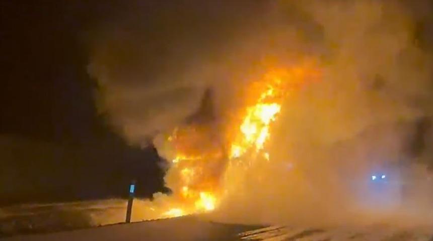 Seyir halindeki tır alev topuna d&ouml;nd&uuml;