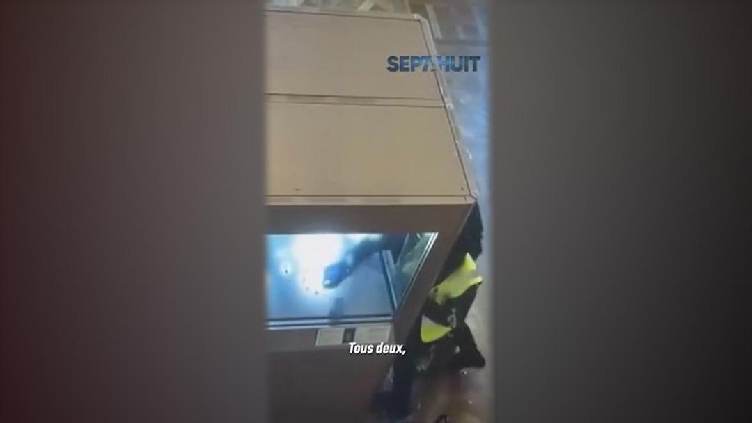 D&uuml;nyanın konuştuğu Louvre soygununun yeni g&ouml;r&uuml;nt&uuml;leri ortaya &ccedil;ıktı!  İnşaat iş&ccedil;isi  detayı 2