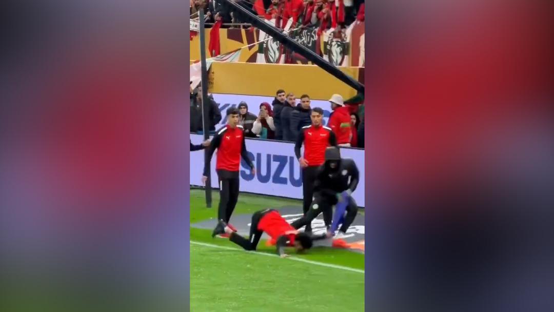 D&uuml;nya bu g&ouml;r&uuml;nt&uuml;leri konuşuyor: Senegal-Fas ma&ccedil;ında  havlu  krizi!  2