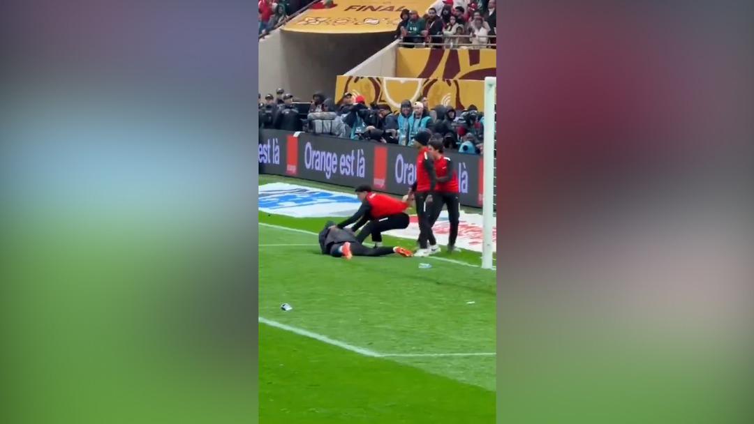 D&uuml;nya bu g&ouml;r&uuml;nt&uuml;leri konuşuyor: Senegal-Fas ma&ccedil;ında  havlu  krizi!  4