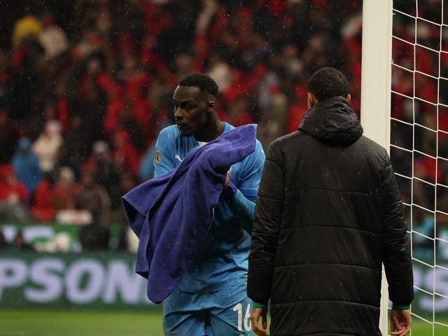 D&uuml;nya bu g&ouml;r&uuml;nt&uuml;leri konuşuyor: Senegal-Fas ma&ccedil;ında 'havlu' krizi! 