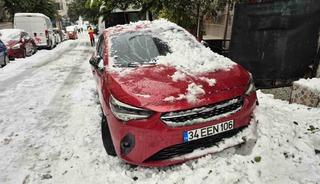 Sultangazi&rsquo;de &ccedil;atıdan d&uuml;şen kar k&uuml;tlesi park halindeki otomobile zarar verdi