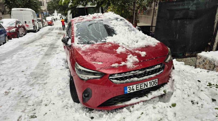 Sultangazi&rsquo;de &ccedil;atıdan d&uuml;şen kar k&uuml;tlesi park halindeki otomobile zarar verdi