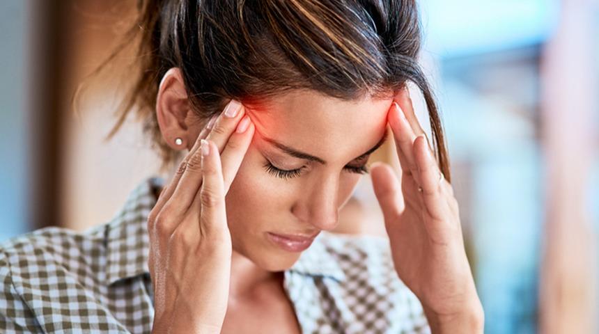 Baş ağrınızın sebebi bu yiyecekler olabilir! Migreni tetikleyen durumlar