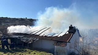 Uşak’ta ev yangını: 1 ölü, 1 yaralı