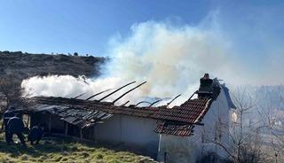 Uşak&rsquo;ta ev yangını: 1 &ouml;l&uuml;, 1 yaralı