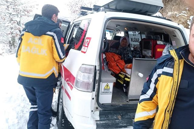 Erbaa&rsquo;da mahsur kalan yaşlı hasta i&ccedil;in ekipler seferber oldu 1