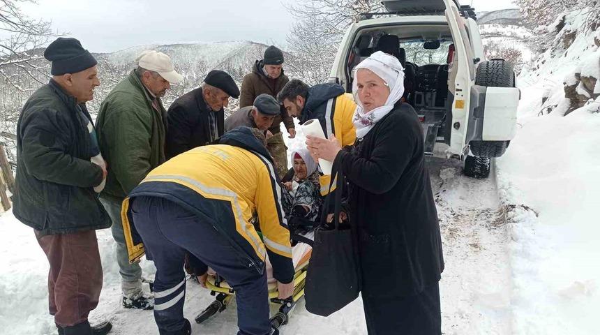 Erbaa&rsquo;da mahsur kalan yaşlı hasta i&ccedil;in ekipler seferber oldu