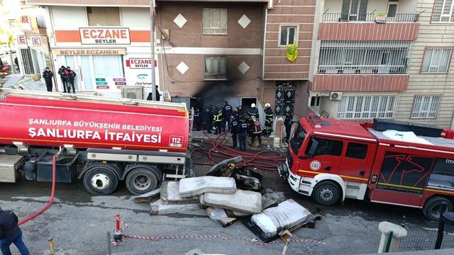 Şanlıurfa&rsquo;da koltuk ve yatak &uuml;retimi yapılan at&ouml;lyede korkutan yangın 1