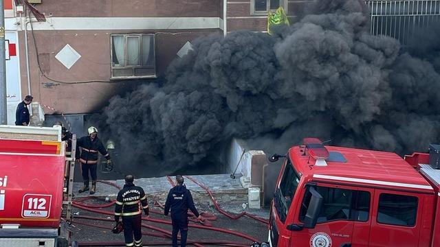 Şanlıurfa’da koltuk ve yatak üretimi yapılan atölyede korkutan yangın