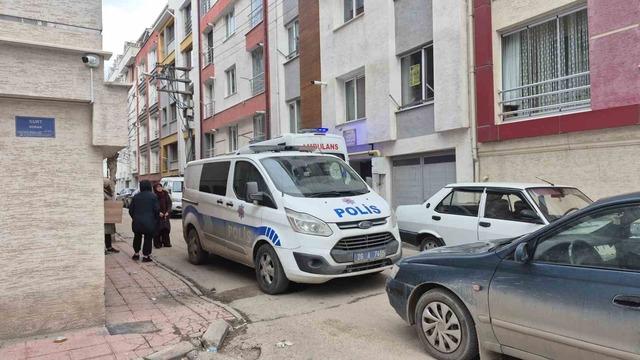 Evinde d&uuml;şen 86 yaşındaki kadını polis kapıyı kırarak kurtardı 1