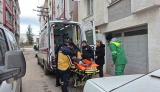 Evinde d&uuml;şen 86 yaşındaki kadını polis kapıyı kırarak kurtardı