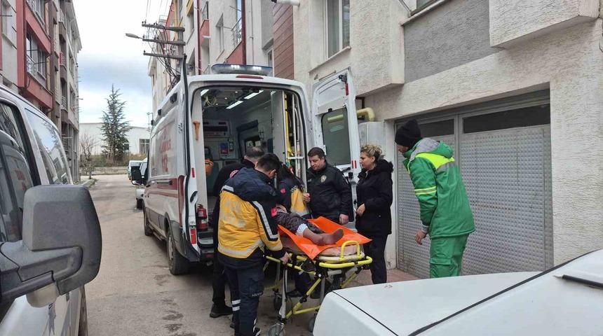 Evinde d&uuml;şen 86 yaşındaki kadını polis kapıyı kırarak kurtardı