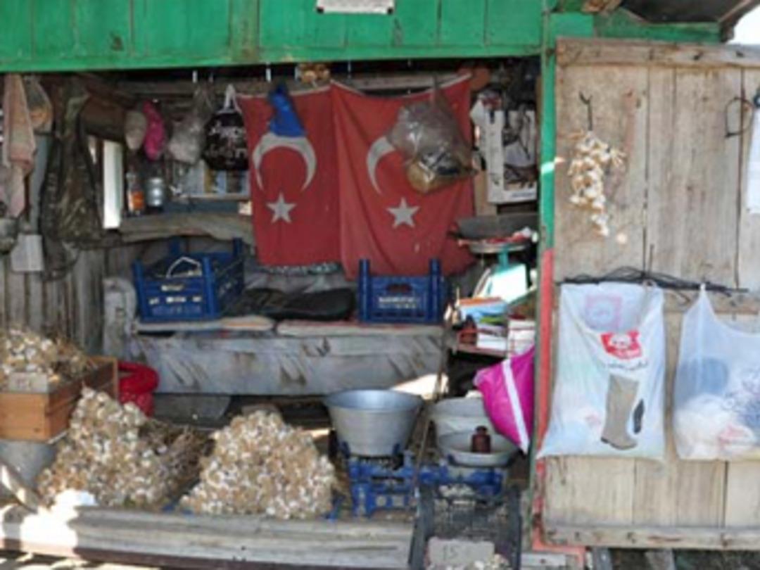 Sarımsağını tezgah satıyor