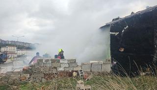 Bandırma&rsquo;da metruk binada soba yangını, 1 kişi dumandan etkilendi