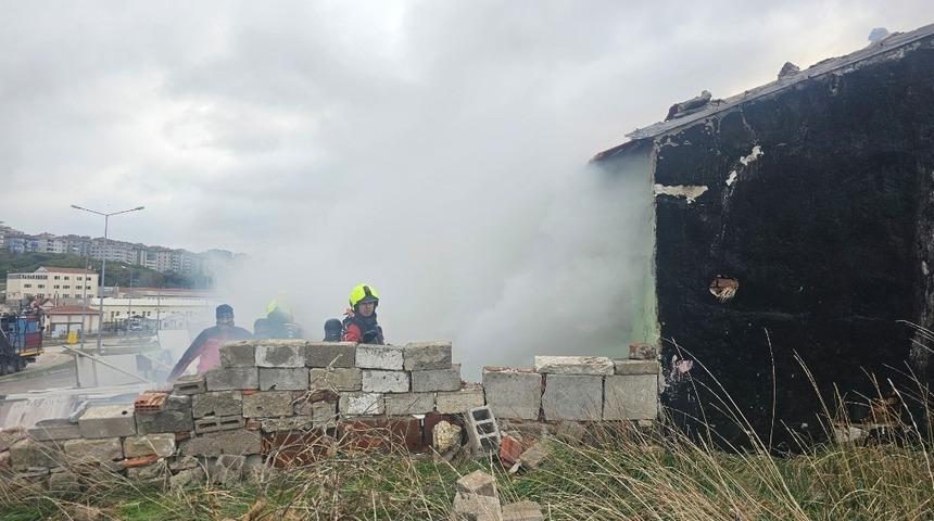 Bandırma&rsquo;da metruk binada soba yangını, 1 kişi dumandan etkilendi