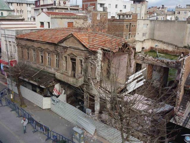 Edremit&rsquo;in tarihi sembol binalarından biri kısmen &ccedil;&ouml;kt&uuml;
