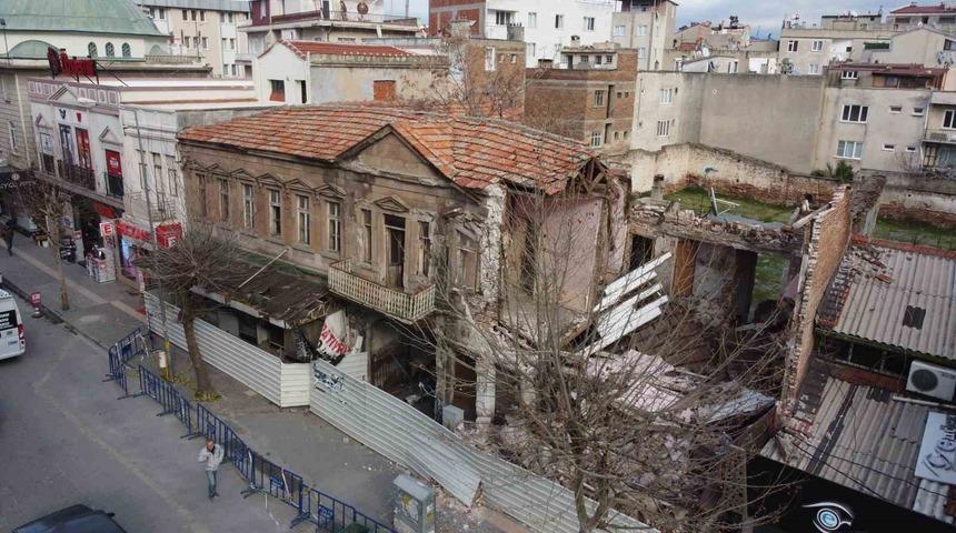 Edremit&rsquo;in tarihi sembol binalarından biri kısmen &ccedil;&ouml;kt&uuml;