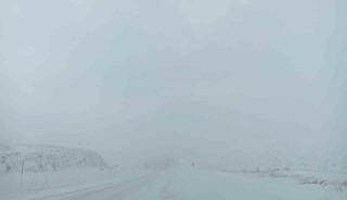 Sivas-Malatya kara yolu trafiğe kapatıldı, uzun ara&ccedil; kuyruğu oluştu