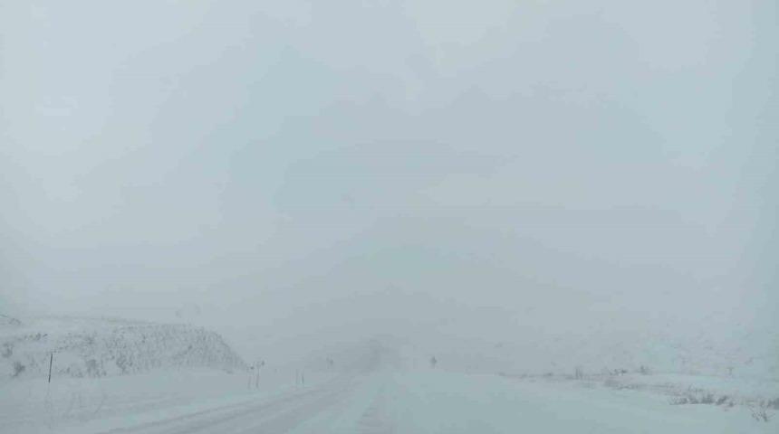 Sivas-Malatya kara yolu trafiğe kapatıldı, uzun ara&ccedil; kuyruğu oluştu