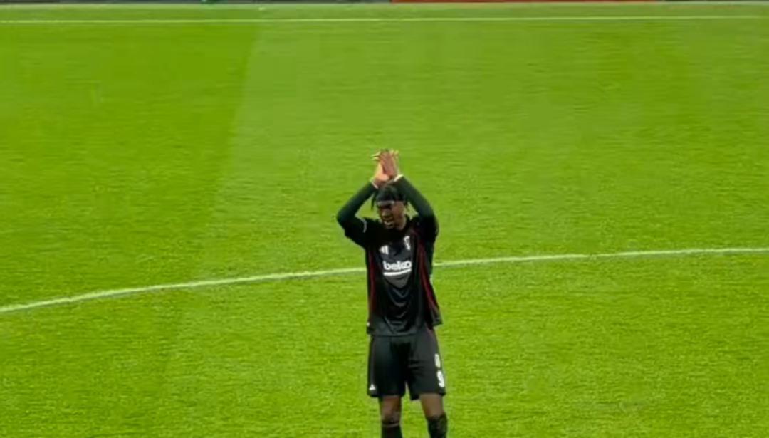 Dolmabah&ccedil;e de şok protesto! Beşiktaş trib&uuml;nleri "İstifa" sesleriyle inledi: Yıldız golc&uuml; takıma veda etti 2