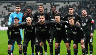 Dolmabah&ccedil;e'de şok protesto! Beşiktaş trib&uuml;nleri "İstifa" sesleriyle inledi: Yıldız golc&uuml; takıma veda etti