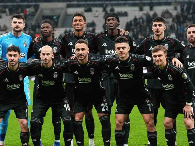Dolmabah&ccedil;e'de şok protesto! Beşiktaş trib&uuml;nleri "İstifa" sesleriyle inledi: Yıldız golc&uuml; takıma veda etti