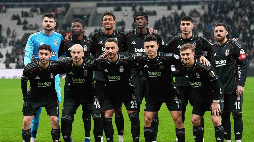 Dolmabah&ccedil;e'de şok protesto! Beşiktaş trib&uuml;nleri "İstifa" sesleriyle inledi: Yıldız golc&uuml; takıma veda etti