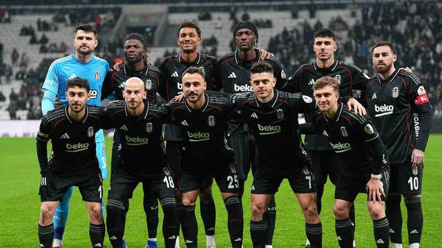 Dolmabahçe'de şok protesto! Beşiktaş tribünleri İstifa sesleriyle inledi: Yıldız golcü takıma veda etti