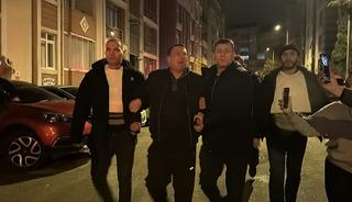 Gece kapıya gelen kızının erkek arkadaşını vurdu! Sonra da pencereden rastgele ateş a&ccedil;tı