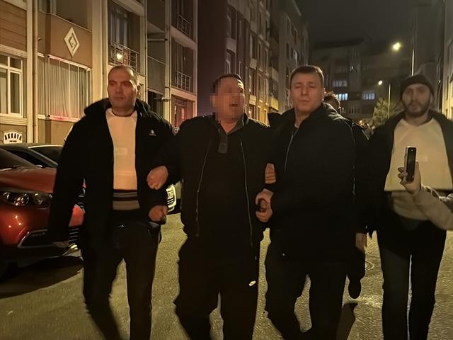 Gece kapıya gelen kızının erkek arkadaşını vurdu! Sonra da pencereden rastgele ateş a&ccedil;tı