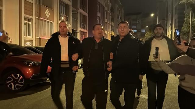 Gece kapıya gelen kızının erkek arkadaşını vurdu! Sonra da pencereden rastgele ateş açtı