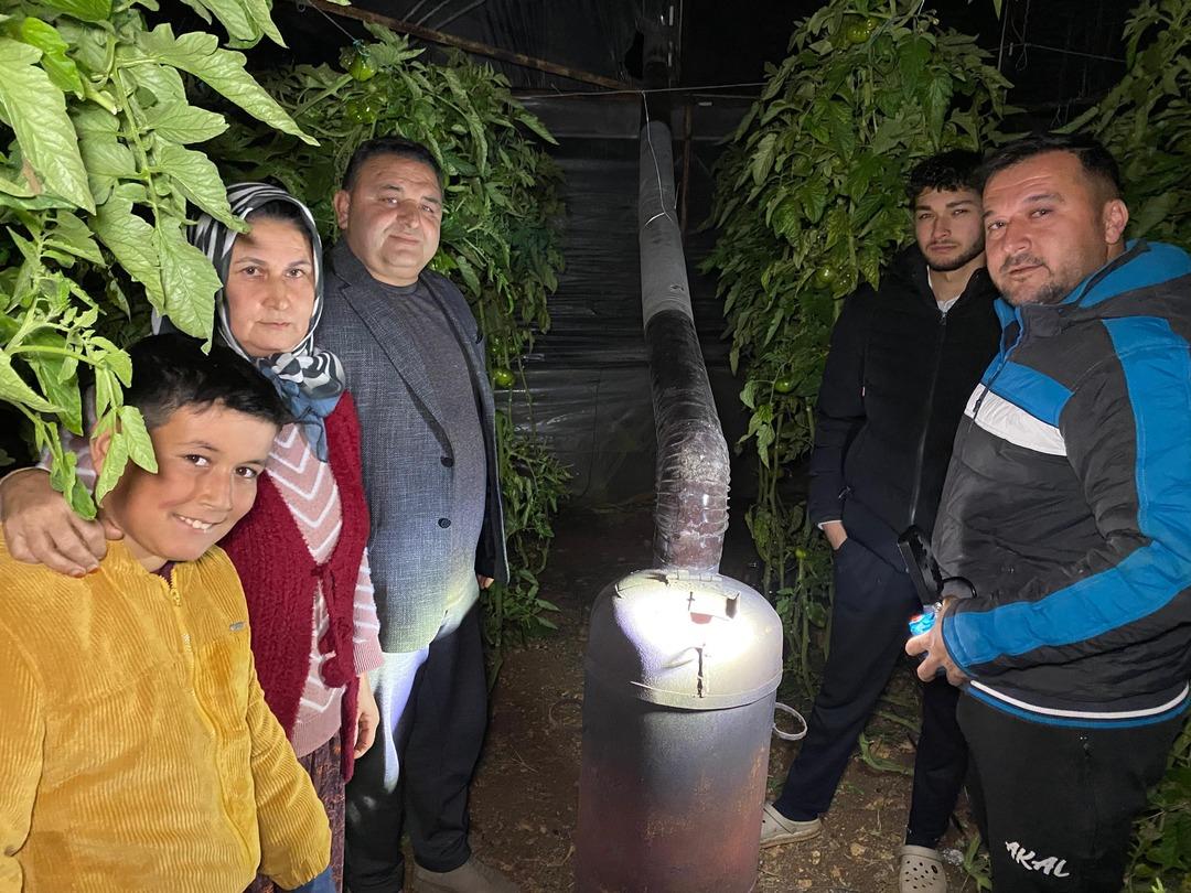 Zirai don n&ouml;betleri başladı: Sabaha kadar soba başında beklediler!  5